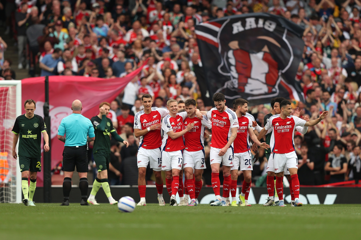 王楚钦避免0-3完败！樊振东队长也学会抓他漏洞，球迷炮轰教练组（王楚钦惊险躲过0-3惨败！队长樊振东抓准其短板，球迷怒斥教练组）