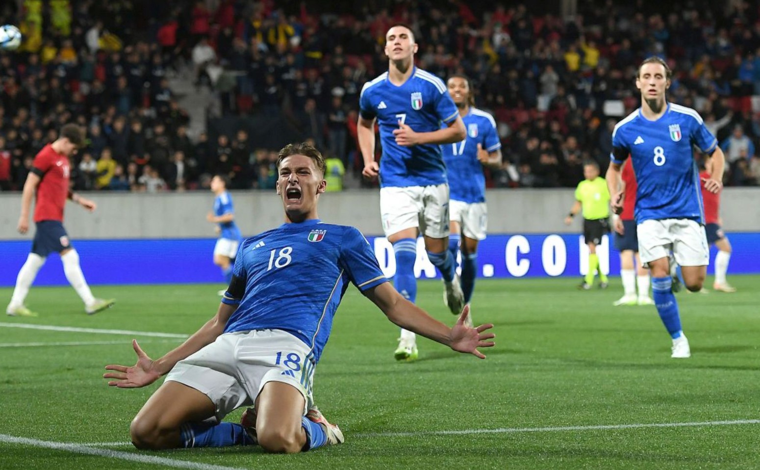 波媒：什琴斯尼在加盟巴萨前考虑参加波兰第七级别联赛（波兰媒体：什琴斯尼转投巴萨前曾考虑出战波兰第七级别联赛）