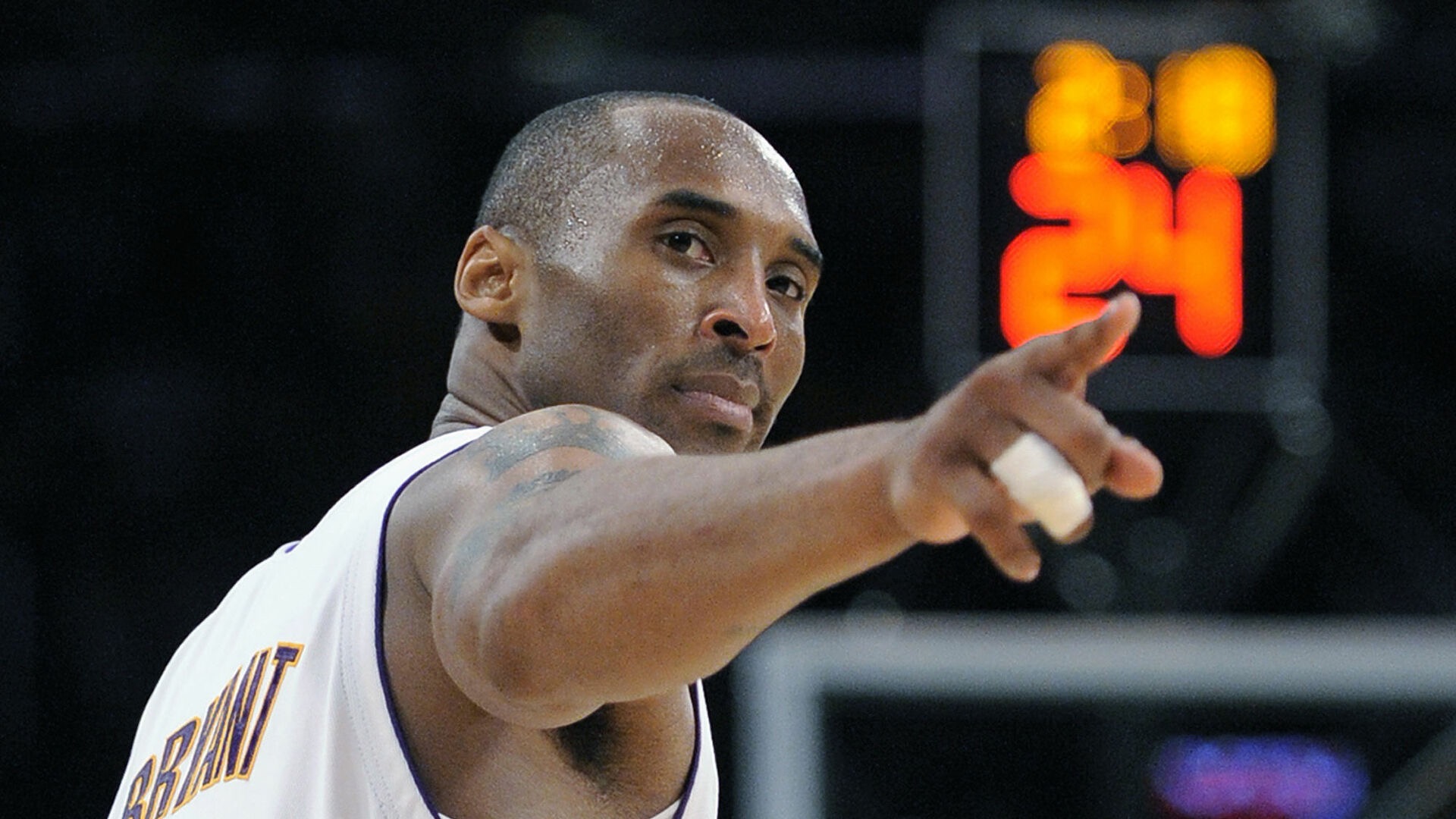 疯狂的足球：米兰门神迈尼昂的盘带合集（足坛狂热：米兰门神迈尼昂盘带集锦）