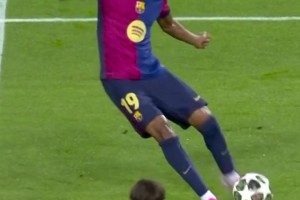 跟队：麦迪逊赛后拄拐穿过混合采访区，神情十分沮丧（随队报道：麦迪逊赛后拄拐经过混采区，神情低落）