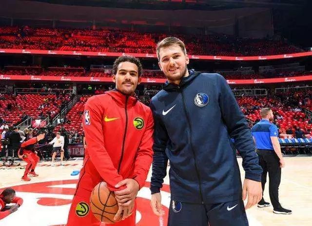 萨拉赫缺阵利物浦争议点球告负，球员称判罚牵强（萨拉赫缺阵之际利物浦折戟争议点球，球员直指判罚牵强）