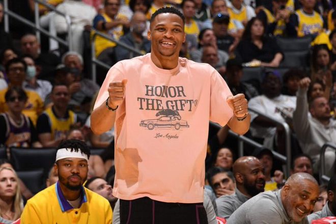 挑事？每日邮报称安东尼比赛中头槌犯规，逃过一张红牌（每日邮报：安东尼比赛中疑似头槌犯规，逃过红牌处罚）