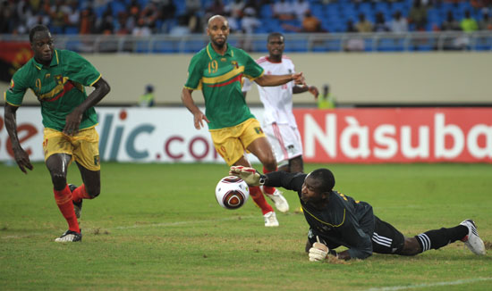 另类数据！埃迪半场交出3分13篮板2盖帽（半场另类表现：埃迪仅3分却抢下13篮板送出2封盖）