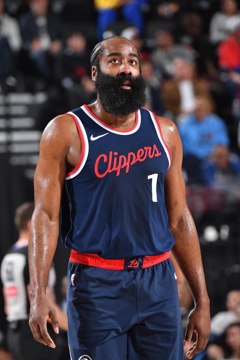 齐达内与蒯纪闻共同现身上海交大出席活动，现场教学马赛回旋（齐达内携手蒯纪闻亮相上海交大，现场示范马赛回旋）